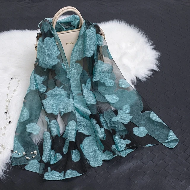 Femininer Organza-Schal mit zartem Blumenmuster und Cut-outs, ein Must-have für Damen.