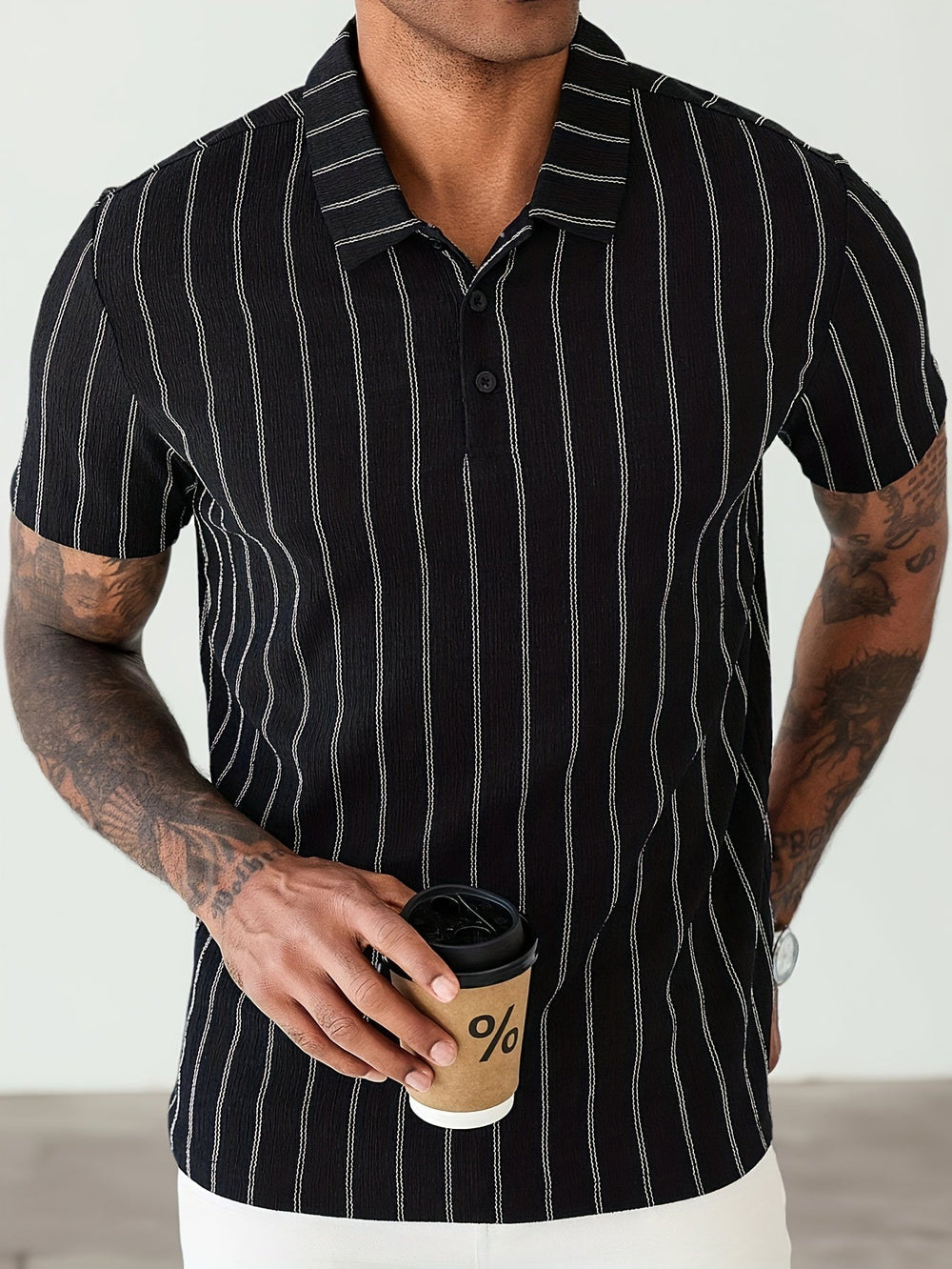 Modernes Kurzarm Polo Shirt für Herren, schwarz mit feinen Nadelstreifen, ideal für Sommer und elegante Freizeit.