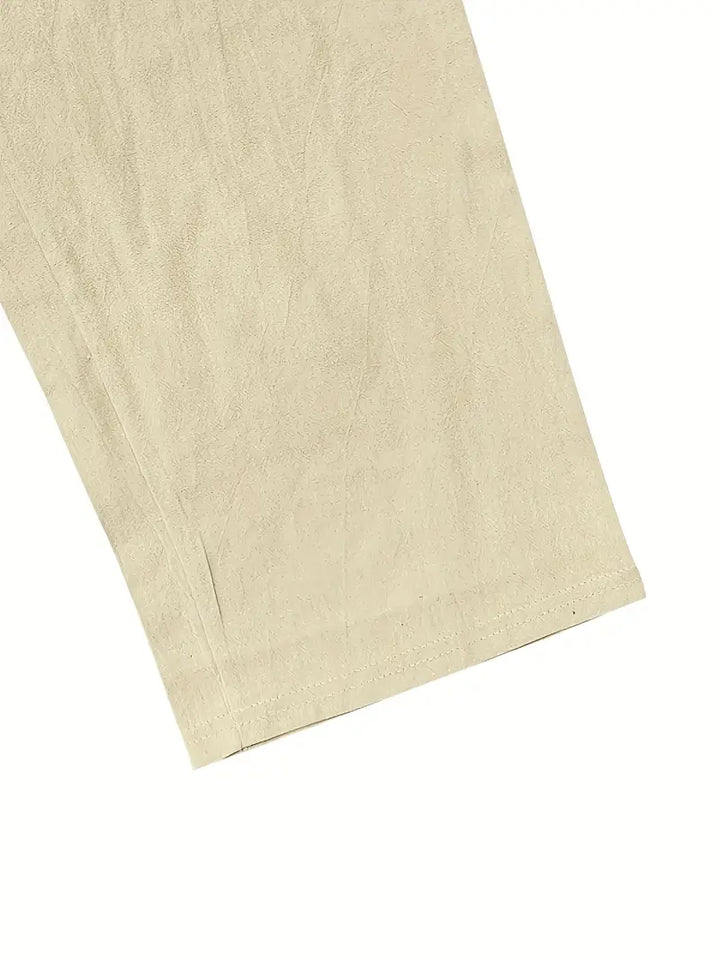 Grüne elegante Herren Freizeithose. Bequem, leicht & atmungsaktiv – ideal für den Sommer.