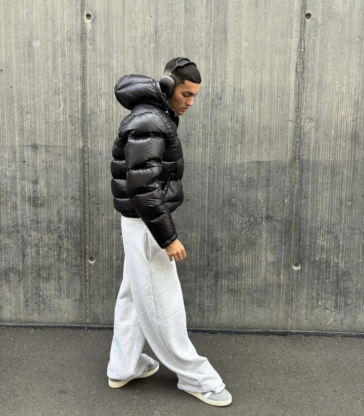 Glänzende Steppjacke für Herren, mit Kapuze, optimal für Freizeit & Sport bei kühlen Temperaturen.