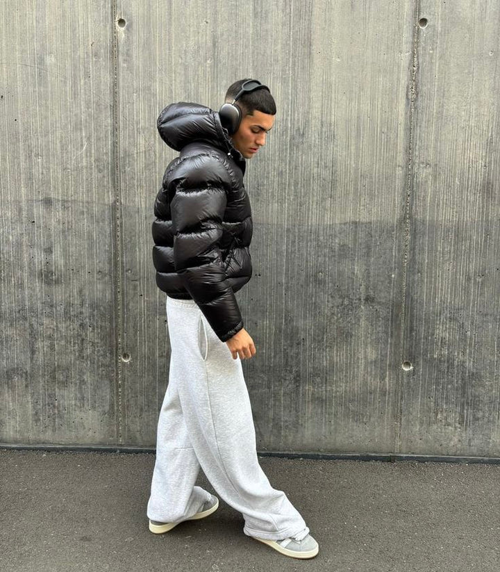 Glänzende Steppjacke für Herren, mit Kapuze, optimal für Freizeit & Sport bei kühlen Temperaturen.