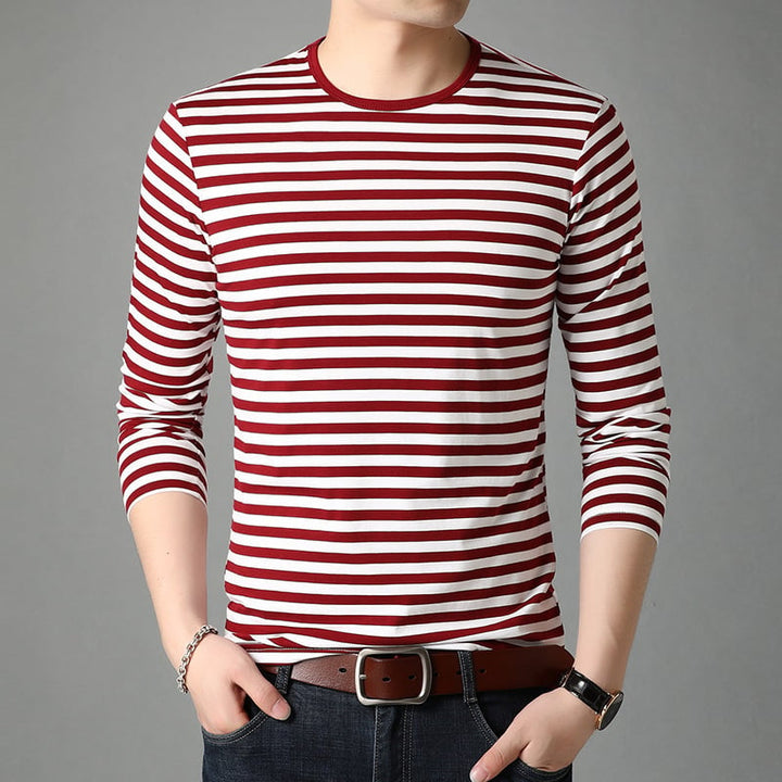 Stilvoller roter Herren Langarm-Streifenpullover mit Rundhalsausschnitt. Perfekt für elegante Herrenmode.