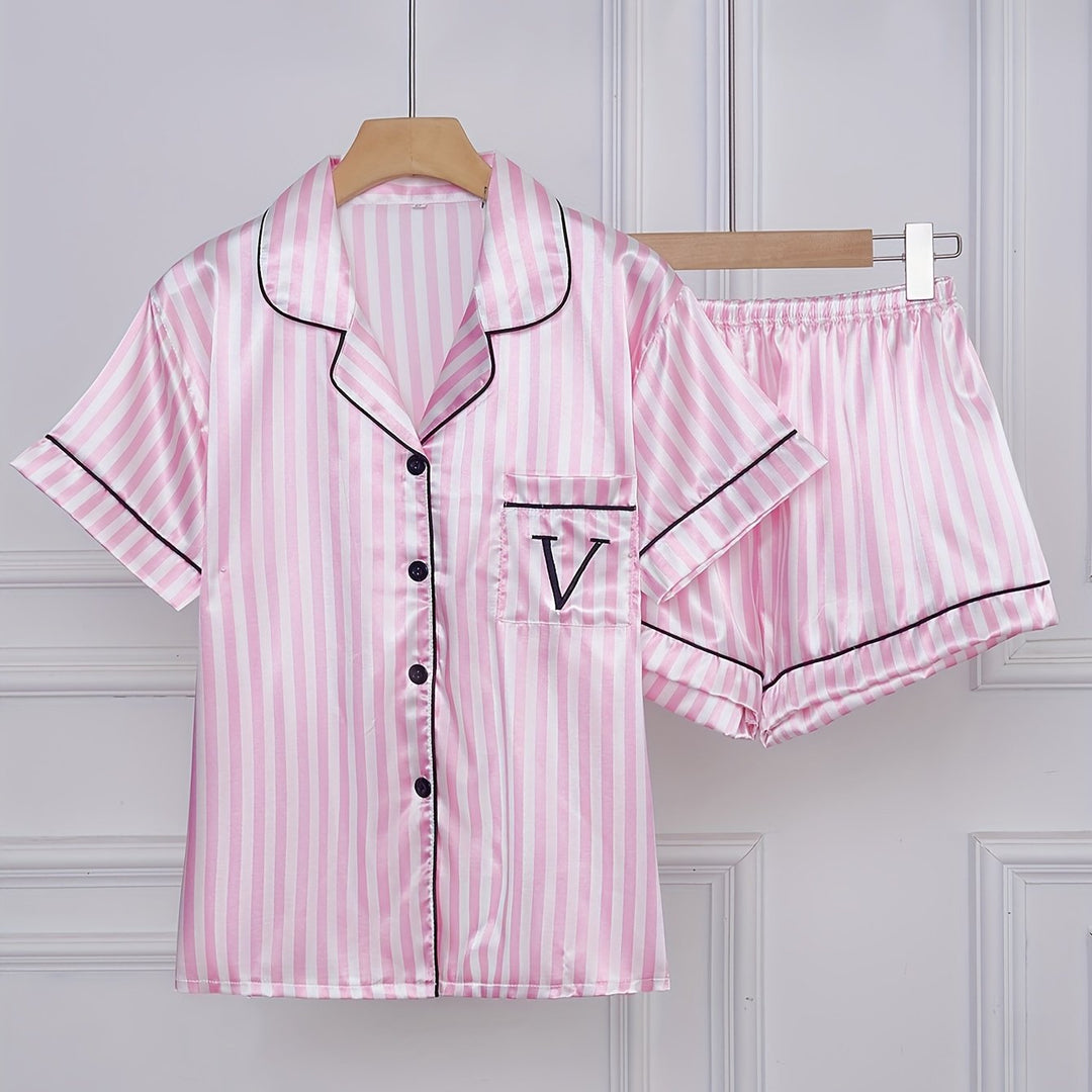 Frau entspannt im gestreiften Damen Kurzarm Pyjama, zeigt die Bewegungsfreiheit des bequemen Loungewear Sets.