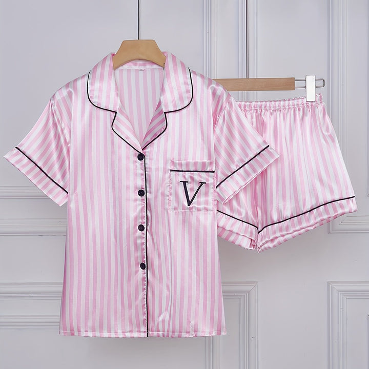 Frau entspannt im gestreiften Damen Kurzarm Pyjama, zeigt die Bewegungsfreiheit des bequemen Loungewear Sets.