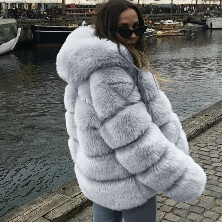 Moderne Damen Winter-Kurzjacke, elegant und warm. Trendige Oberbekleidung mit Kappenkragen für den Winter.