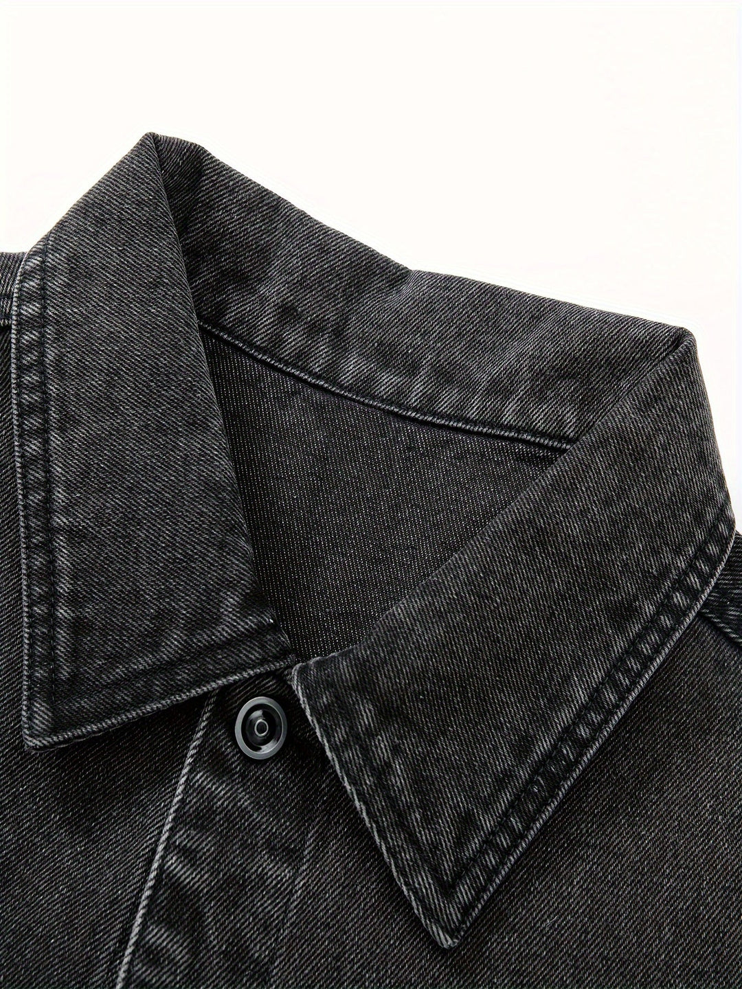 Detail der Herren-Jeansweste aus robustem Denim. Brusttaschen & Metallknöpfe im Streetwear-Stil.