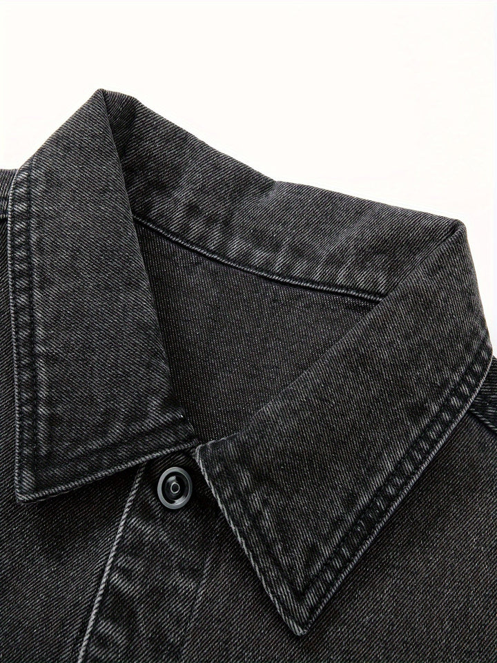 Detail der Herren-Jeansweste aus robustem Denim. Brusttaschen & Metallknöpfe im Streetwear-Stil.