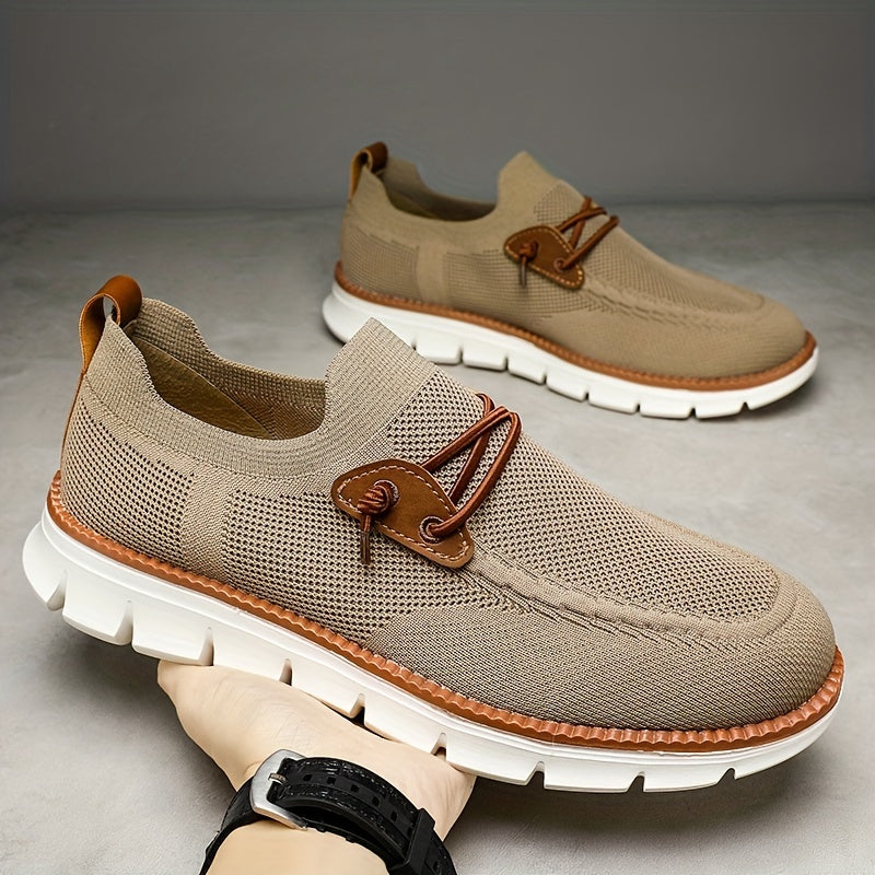 Blick von oben auf moderne Herren Slip-On Sneaker, atmungsaktiv & bequem, für jede Aktivität.