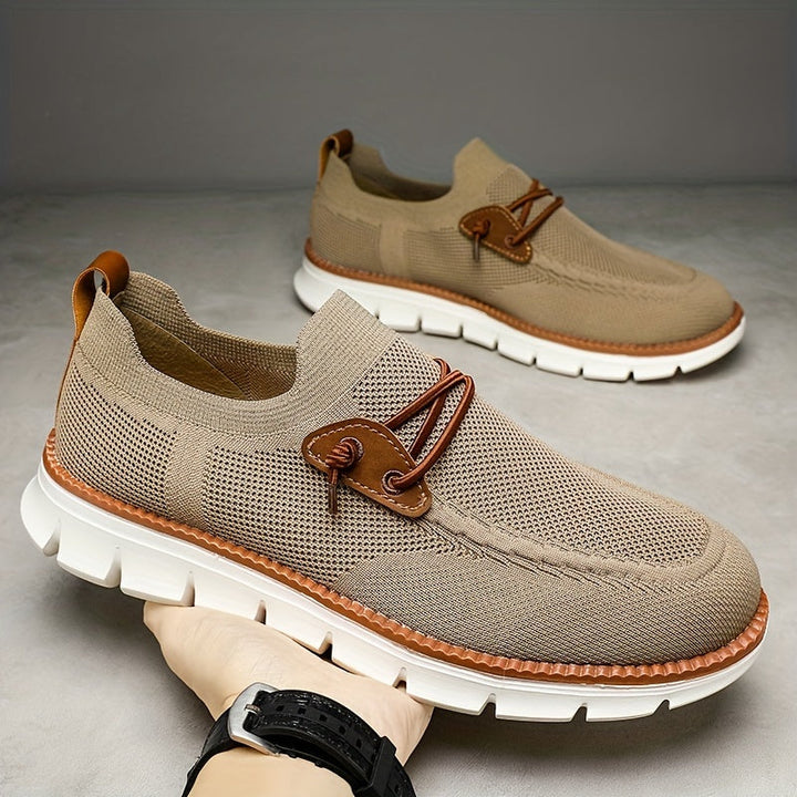 Blick von oben auf moderne Herren Slip-On Sneaker, atmungsaktiv & bequem, für jede Aktivität.