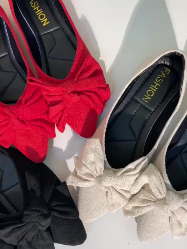 Elegante Damen Ballerinas mit spitzer Kappe und zarter Schleife. Komfortable Damenschuhe für Büro & Freizeit.