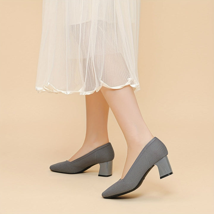 Bequeme Business-Pumps für Damen: Mit Blockabsatz und Stretch-Material für langes Stehen.