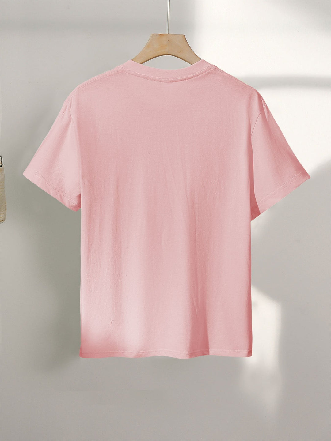 Vielseitiges Damen T-Shirt: Abstraktes Gesicht Print in Apricot. Trendiges Kurzarm Shirt für Streetwear & moderne Sommer-Styles.