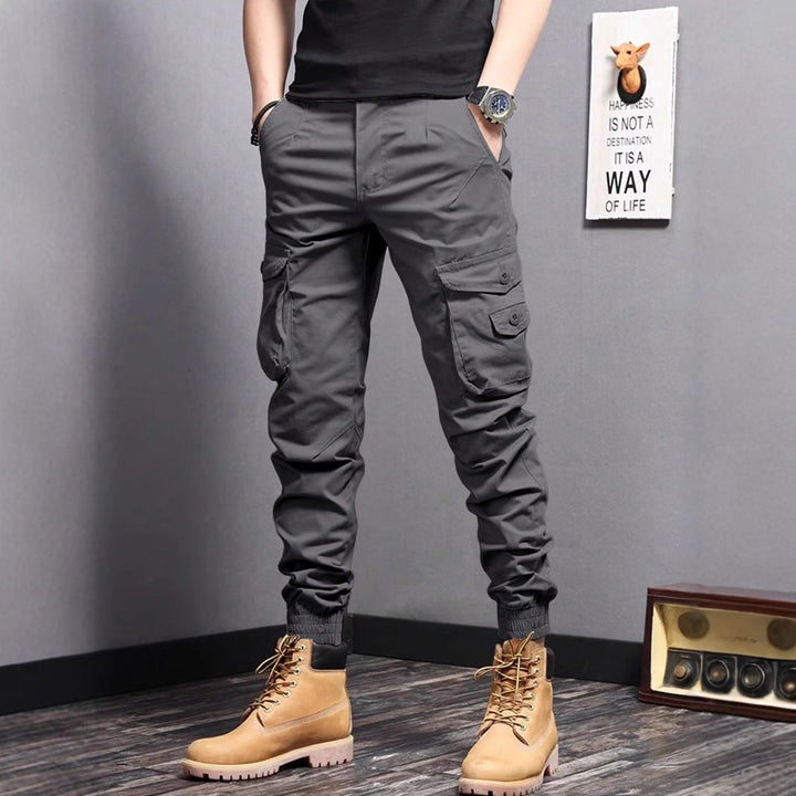 Robuste Herren Cargo Hose mit Kordelzug, perfekt als strapazierfähige Alltagshose für Männer.