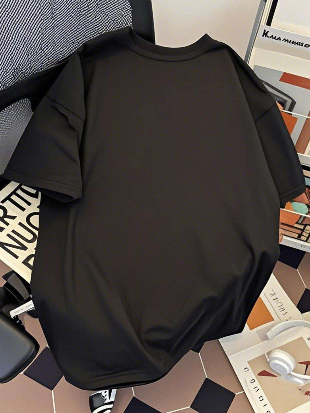 Frontansicht: Herren T-Shirt mit auffälligem Bären-Print; ideal für coole, individuelle Streetwear-Outfits.