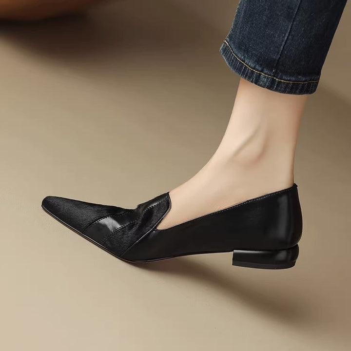 Nahaufnahme: Damen-Slipper mit spitzer Zehe, zeigt feine Verarbeitung und elegantes Design.