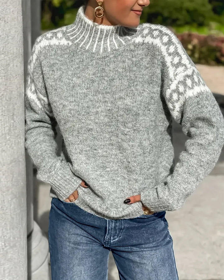 Grauer Damen Strickpullover mit klassischem Norwegermuster. Warm, kuschelig & stilvoll für den Winter.