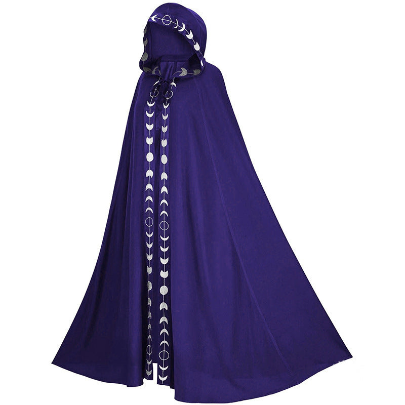 Eleganter Halloween Umhang mit Kapuze, von einer Frau getragen; perfekt für ein mystisches Hexen Kostüm.