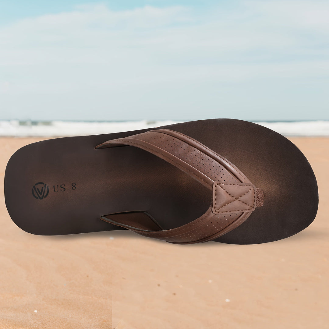 Herren Zehentrenner Sandalen im Sand am Strand, perfekt für einen entspannten Sommerurlaub.