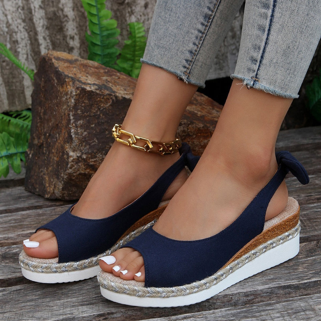 Bequeme Damen Keilsandalen mit Fersenriemen und modischem Seildetail, ideal als elegante Sommerschuhe.