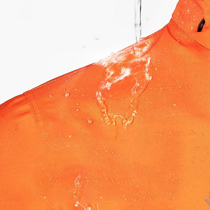 Person im Unisex Regenanzug Stormex, bereit für Outdoor-Abenteuer. Perfekter wasserdichter Schutz bei jedem Wetter.