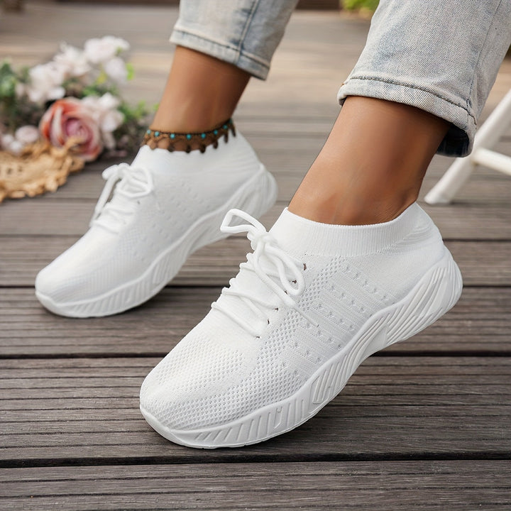 Tragebild: Frau trägt bequeme Damensneaker beim Spaziergang. Ideal als leichte Walkingschuhe. Damenfashion.