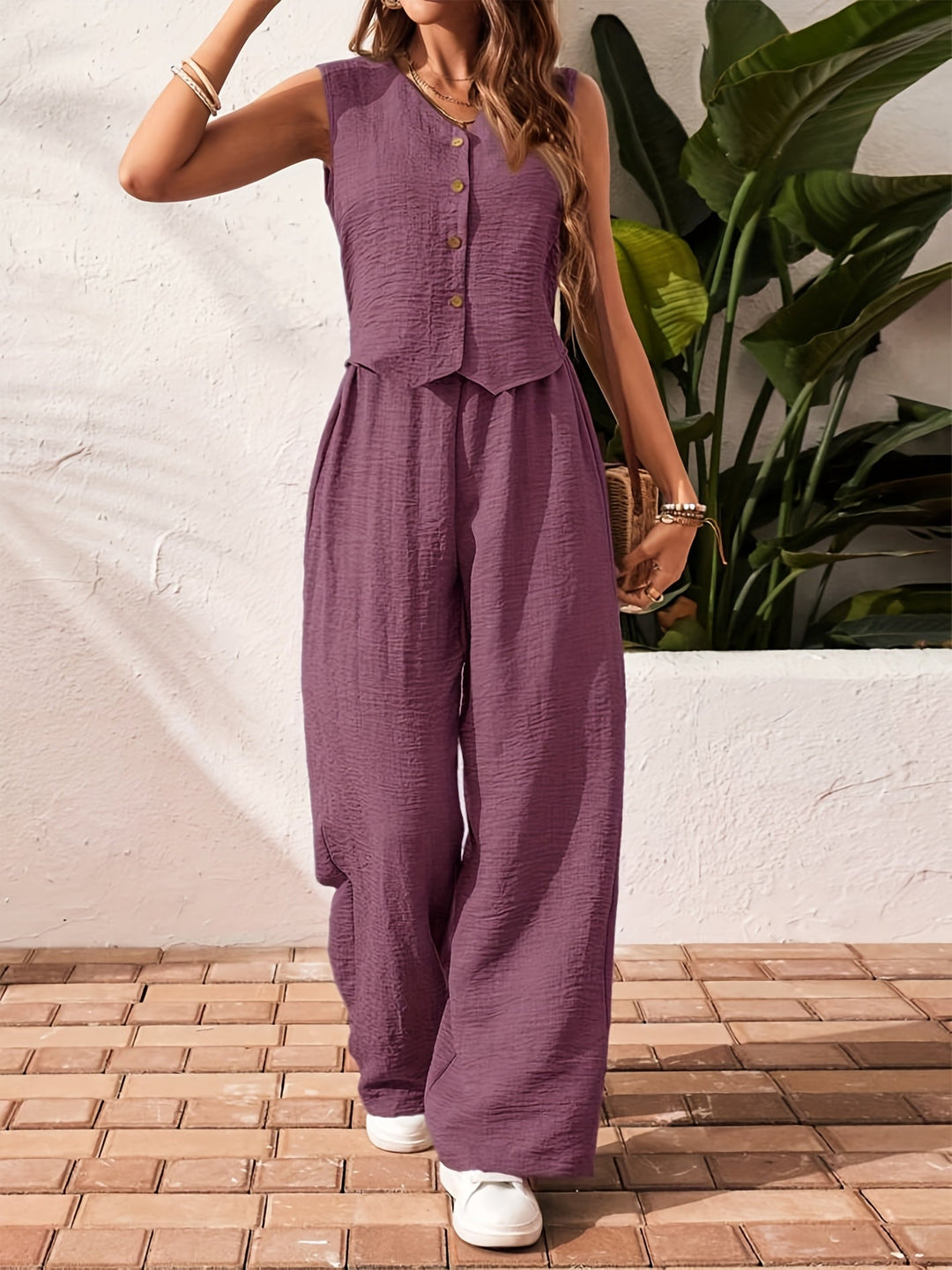 Bequemer Damen Zweiteiler für den Urlaub: stylische Weste und komfortable Hose. Ideal für warme Tage.
