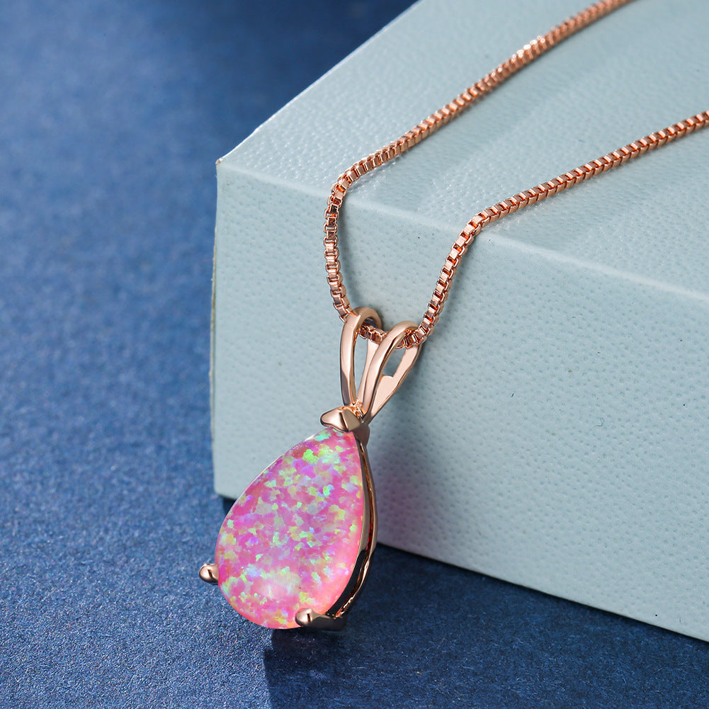Modernes Design: Minimalistische Damen Opal-Halskette mit Tropfen-Anhänger. Eleganter Edelsteinschmuck in Silber.