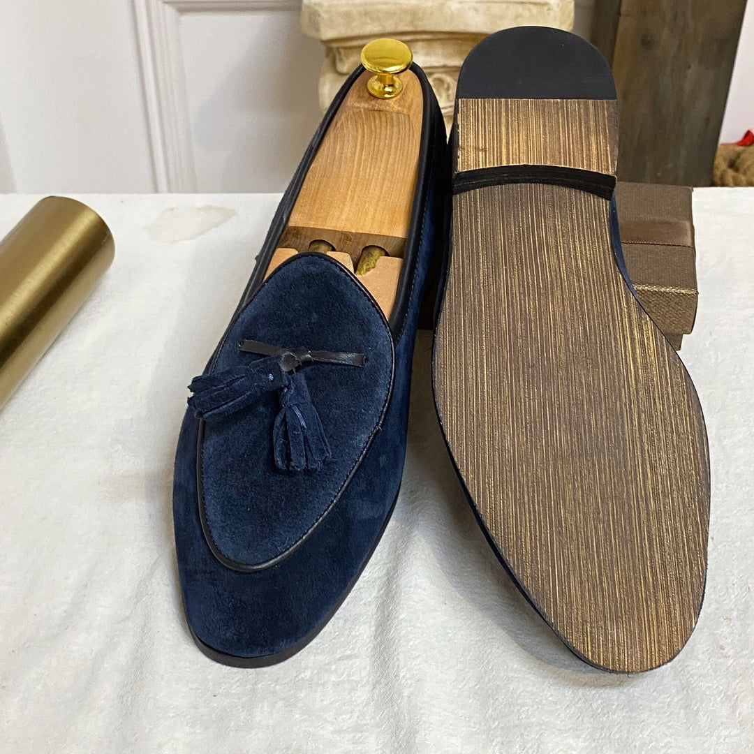 Detailaufnahme: Elegante Glattleder Herren Loafer mit zwei Quasten, feine Nahtführung.