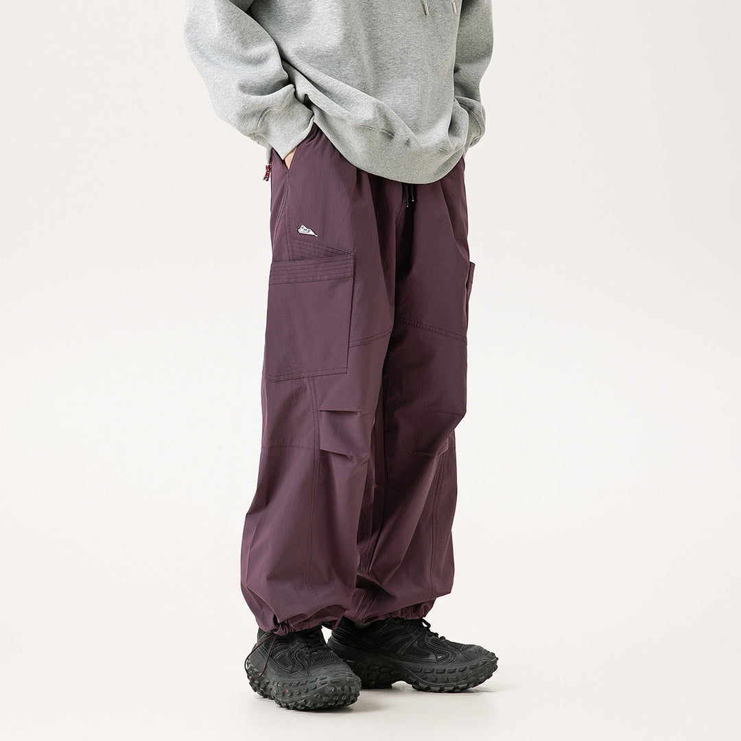 Bequeme Herren Fallschirmhose im Loose Fit Stil, perfekt für Streetwear und urbane Freizeitlooks.