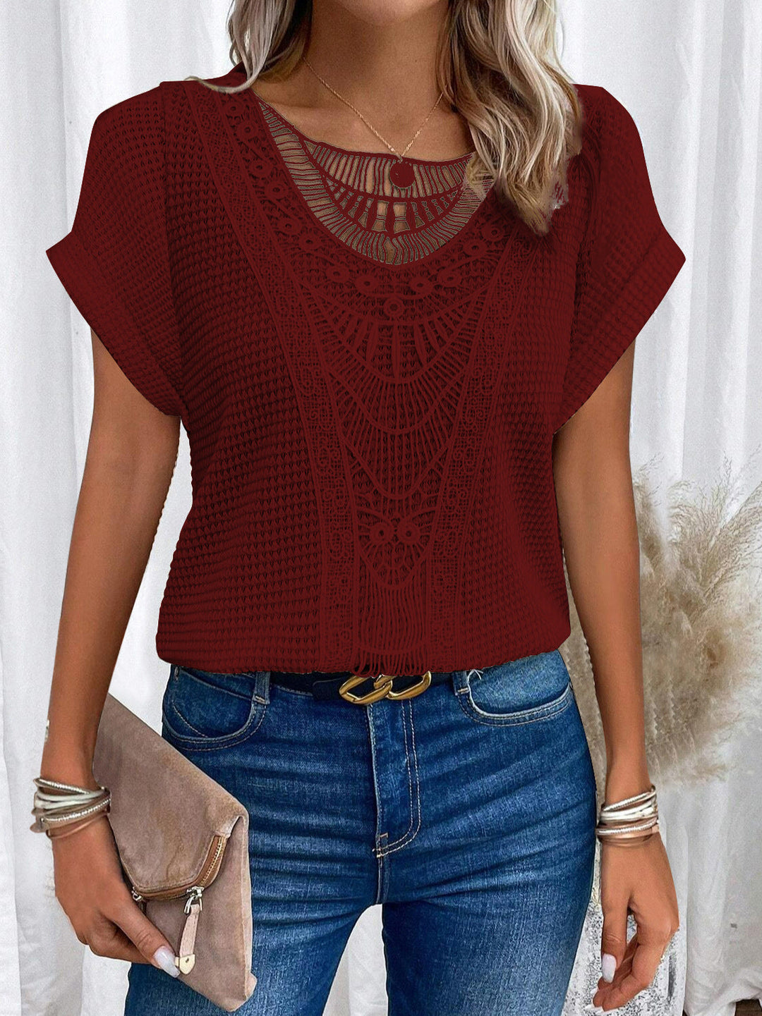 Feminin-elegantes Damen T-Shirt für den Sommer. Kurzarm mit feiner Spitze, Regular Fit, modisches Oberteil.