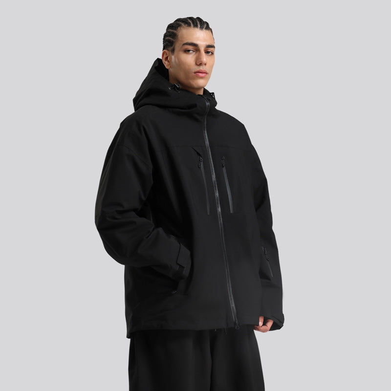 Rückansicht der Herren Winter Skijacke. Komfortabel, warm & atmungsaktiv für alle Wintersportarten.