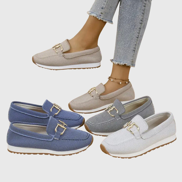 Paar orthopädische Damen Loafer Sneakers von oben. Elegant, atmungsaktiv & rutschfest für Komfort.