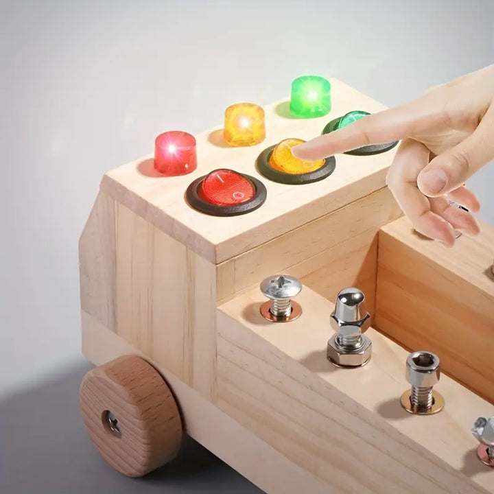Robustes Holz-Aktivitätsboard mit vielfältigen Elementen, ein Montessori Kinderspielzeug für sensorische Entwicklung.