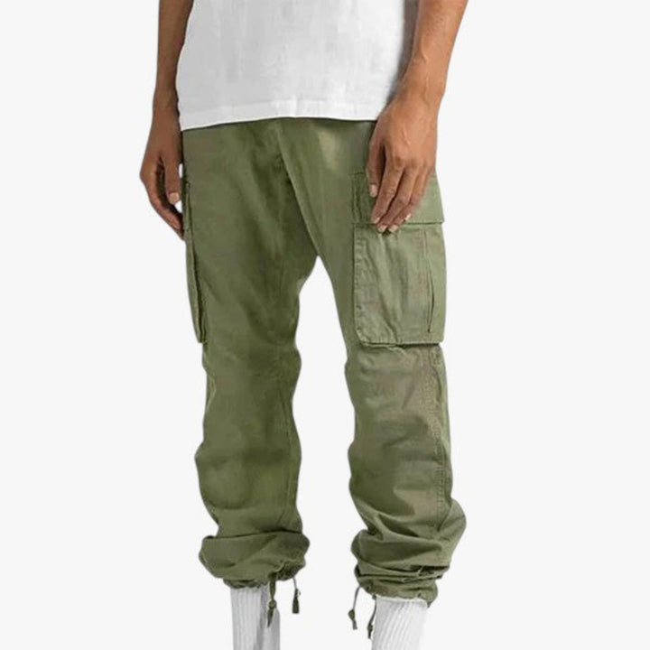 Funktionale Herren Cargohose im Militärstil, vielseitig einsetzbar für Outdoor-Aktivitäten und Alltag.