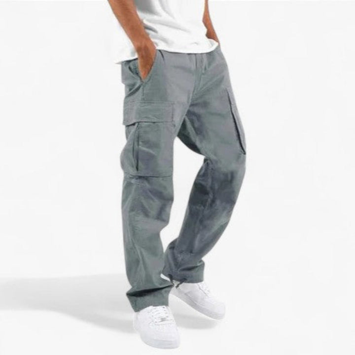 Bequeme Herren Cargohose im lässigen Schnitt, einfarbig mit mehreren praktischen Taschen für den Alltag.