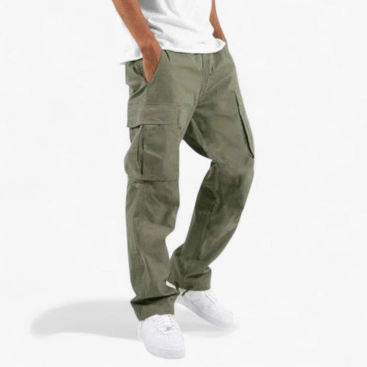 Stylische Herren Cargohose, einfarbig und vielseitig, mit robusten Taschen für Freizeit und moderne Herrenmode.