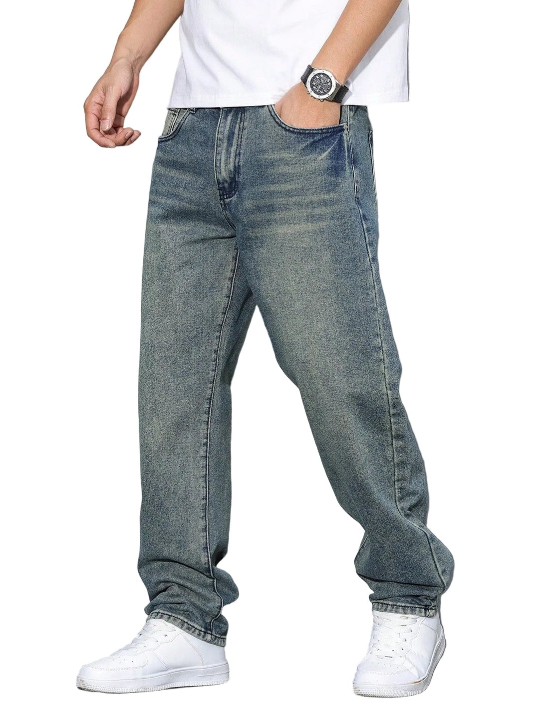 Herrenjeans mit geradem Bein an einem Model, bequeme Passform für einen modischen Alltagslook.