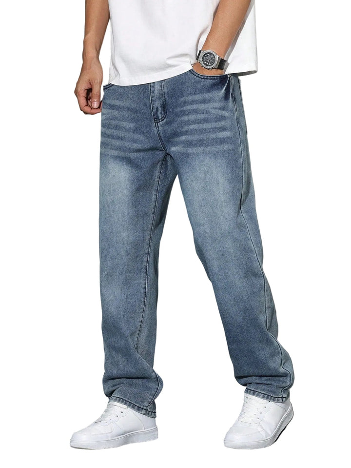 Hochwertige elegante Herrenjeans mit geradem Bein, klassisch und bequem für stilvolle Outfits.