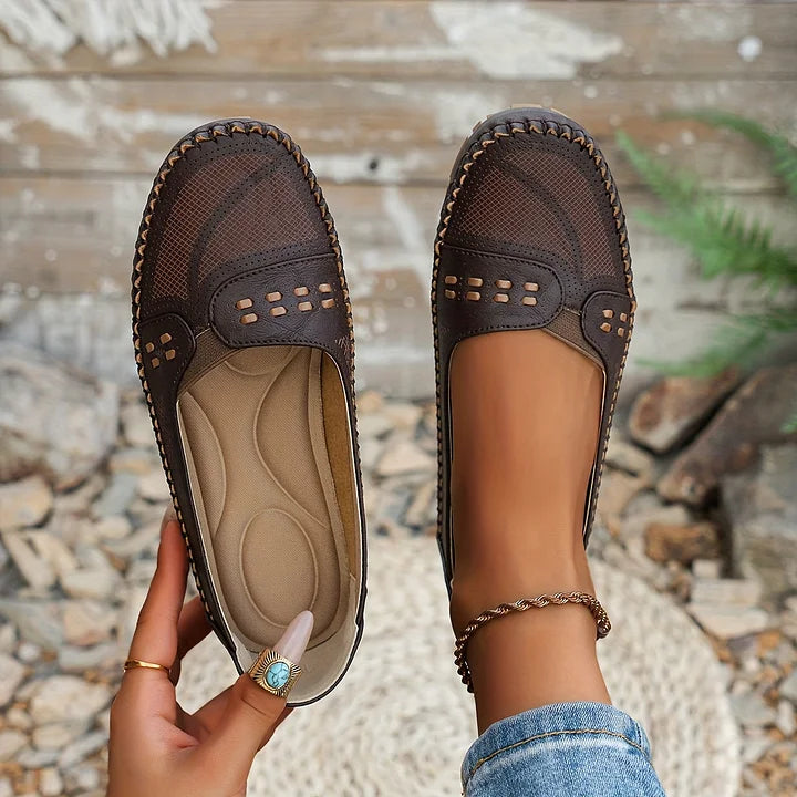 Nahaufnahme des weichen, bequemen Obermaterials der Elora Slip-On Damenschuhe. Atmungsaktiv & leicht.