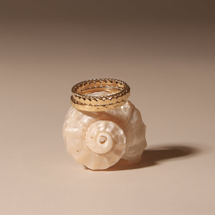 Dreiteiliges Damen Ringset mit feinem Perlenring, gedrehtem Band und gehämmerter Oberfläche.