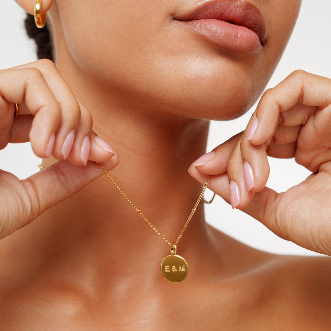 Minimalistische Gold Medaillon Halskette für Damen aus Edelstahl, perfekt für den Alltag.