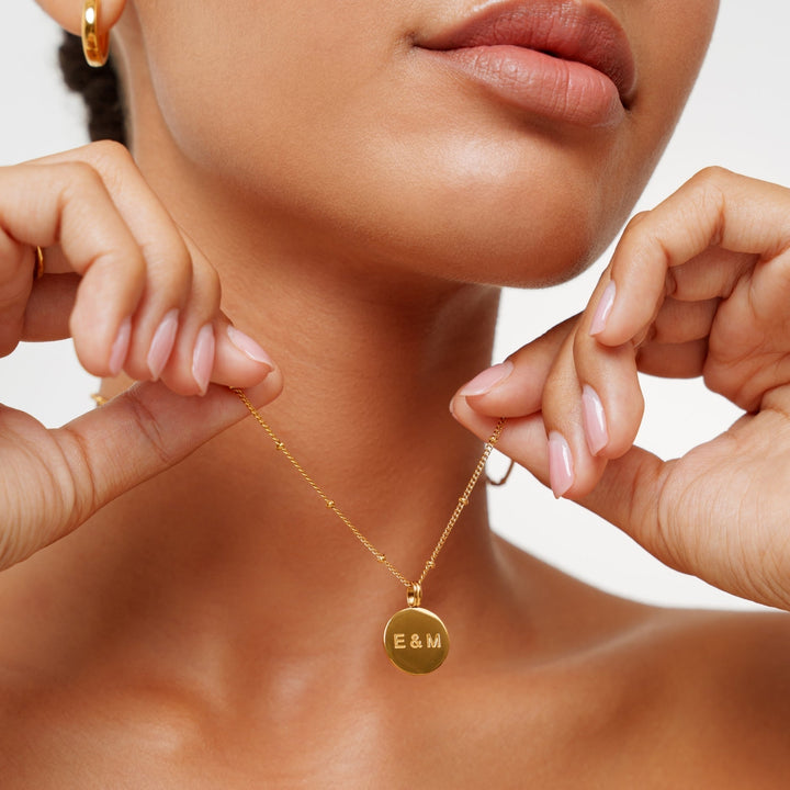 Minimalistische Gold Medaillon Halskette für Damen aus Edelstahl, perfekt für den Alltag.