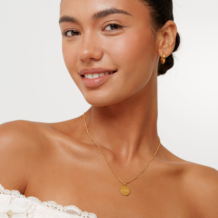 Nahaufnahme der personalisierbaren Gold Medaillon Halskette aus Edelstahl mit feiner Gravur.