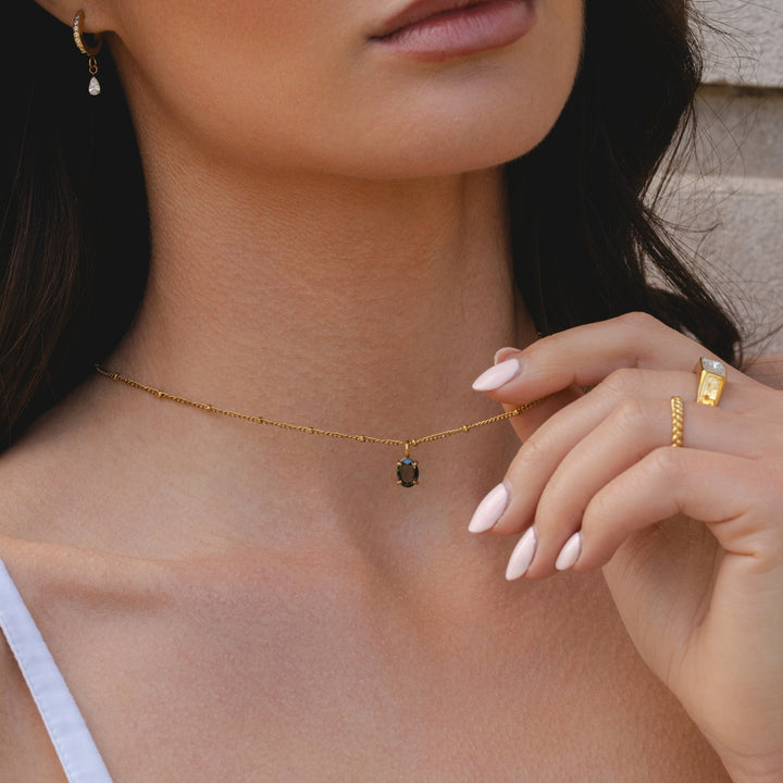 Modische Damen Goldhalskette mit schwarzem CZ-Anhänger, ein vielseitiges und elegantes Alltagsaccessoire.
