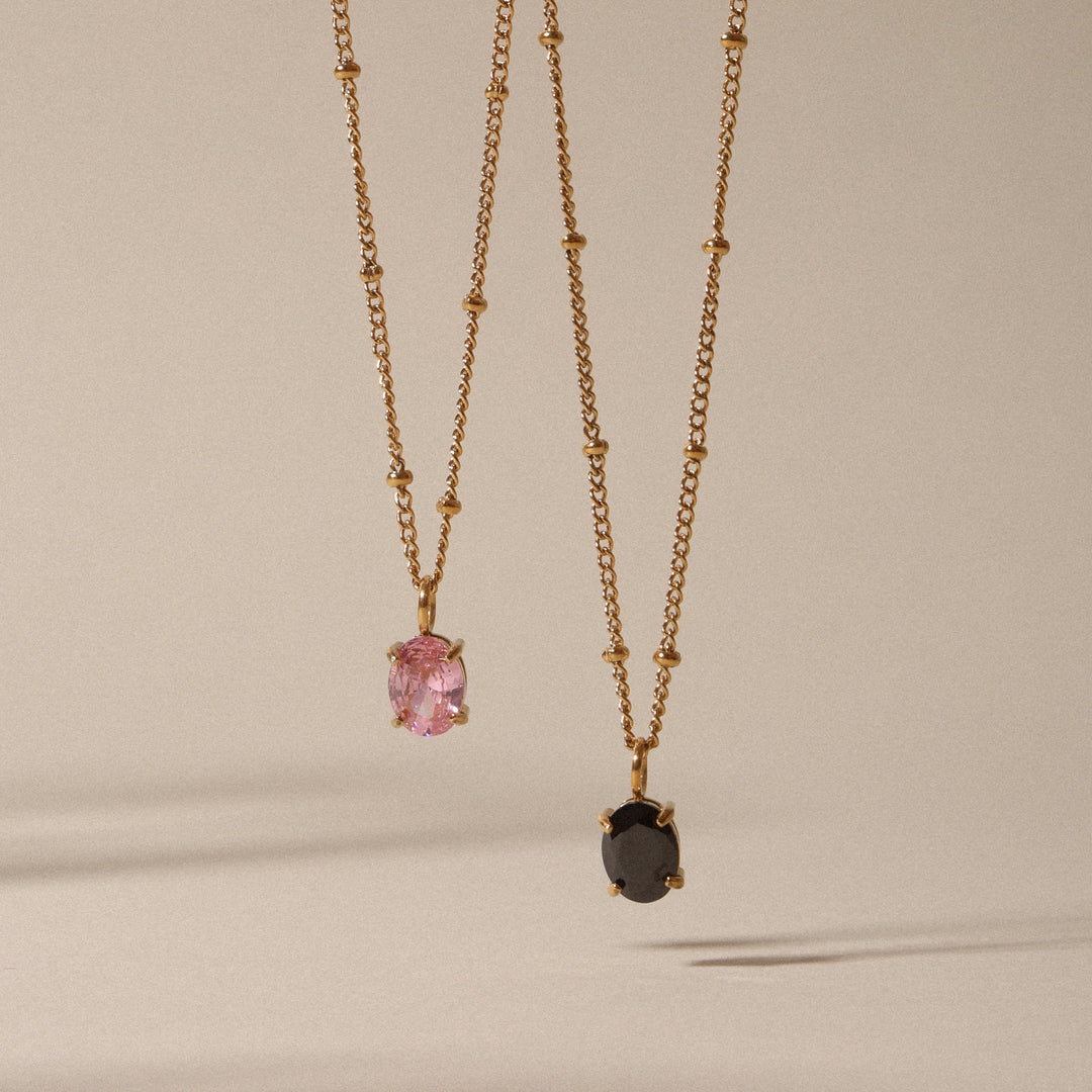 Schlichte und elegante Damen Goldhalskette mit dezentem schwarzem CZ-Anhänger, perfekt für minimalistischen Stil.