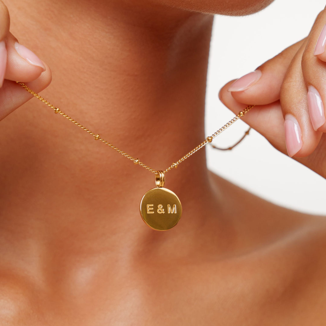Goldene Medaillon Halskette aus Edelstahl für Damen, personalisierbar und zeitlos.