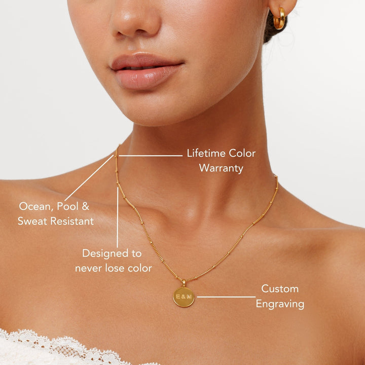 Elegante Gold Medaillon Halskette aus wasserdichtem Edelstahl am Hals einer Dame getragen.