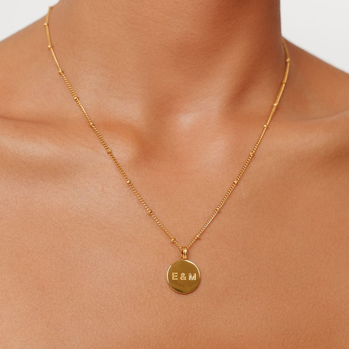 Personalisierte Damen Gold Medaillon Halskette aus Edelstahl, ideales Geschenk mit Gravur.