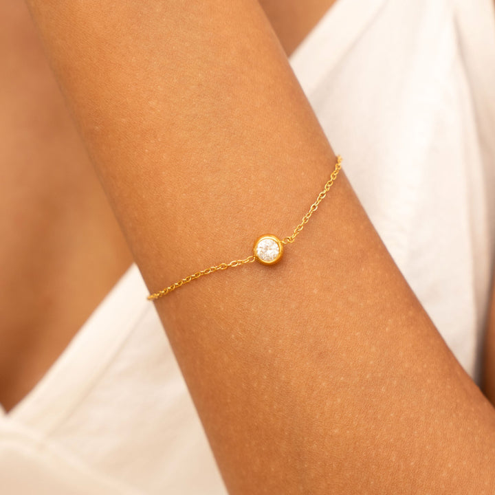 Verstellbares Damen Armband in Gold aus wasserfestem Edelstahl, verziert mit einem Zirkon. Minimalistischer Schmuck.