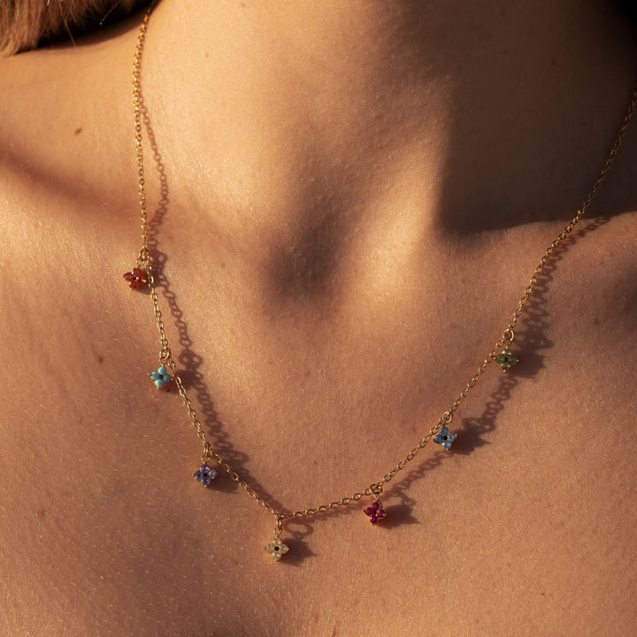 Nahaufnahme der wasserfesten Damen Choker Halskette mit detailliertem Blumen-Anhänger und glitzerndem Zirkonia.